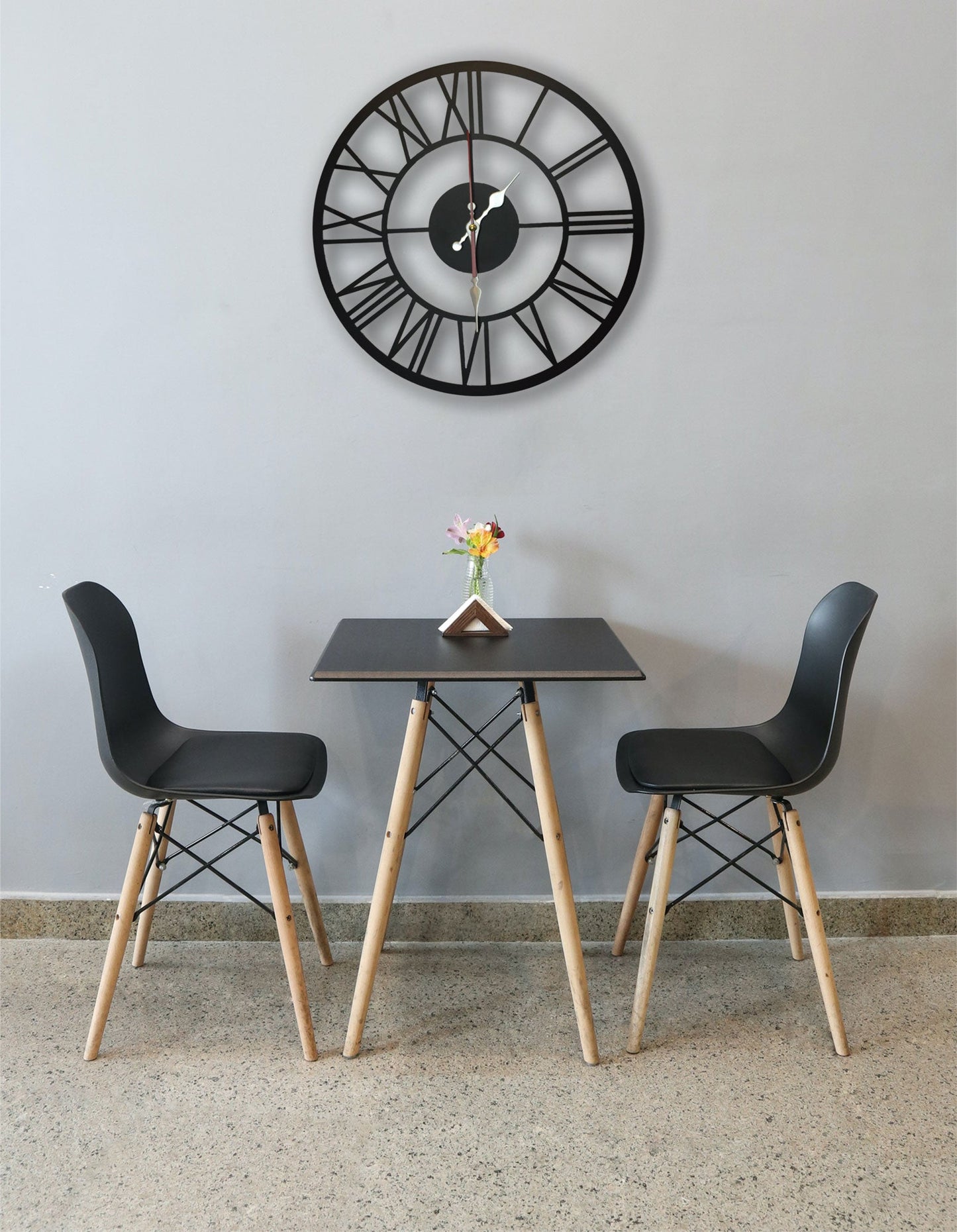 circle latin black Clock-TM 011BL