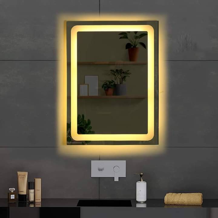 zg 2020-mirrors d. Grits in a distinctive geometric shape with yellow light